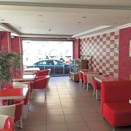 מלון Red White 3*